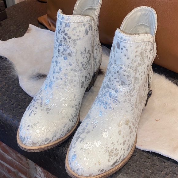 Very G Cream and Silver Ankle Booties - Picture 5 of 7